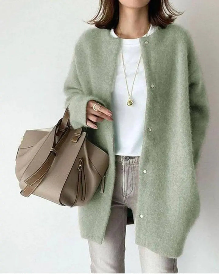 Lässige lange Damen Strickweste mit Taschen, ideal für gemütliches Layering im Herbst.