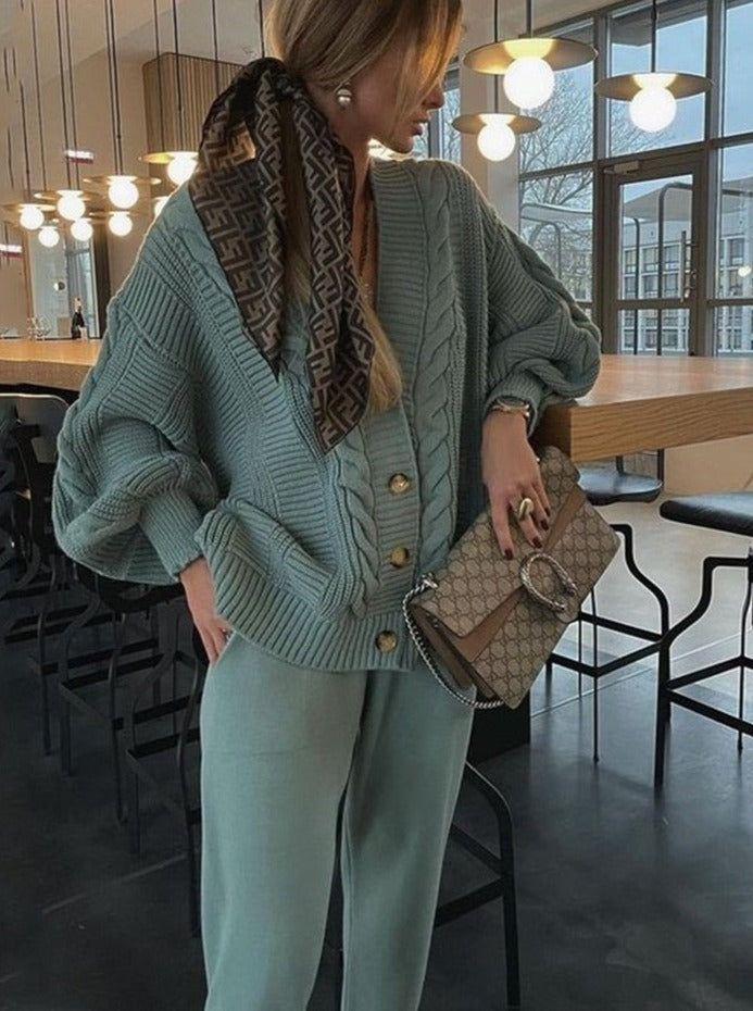 Modisches Damen Strick Loungewear Set, 2-Teiler mit lässiger Strickjacke und Hose für trendige Freizeitmode.