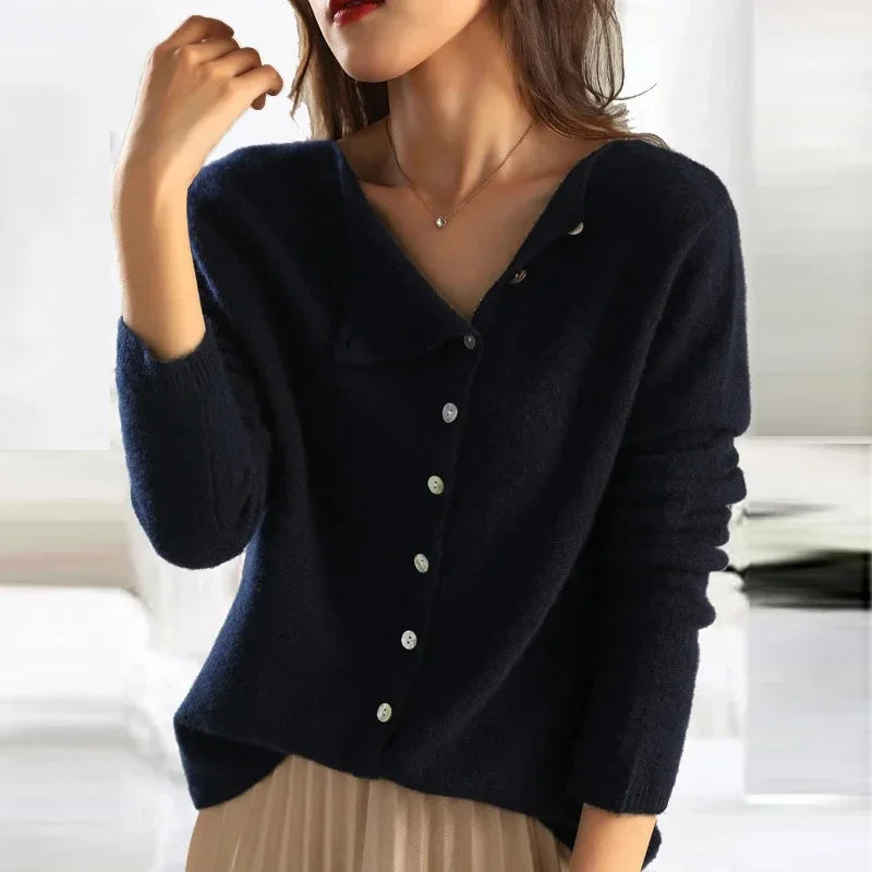 Moderner Damen Pullover für Herbst & Winter. Asymmetrischer Schnitt, perfekt für stylische Layering-Looks.