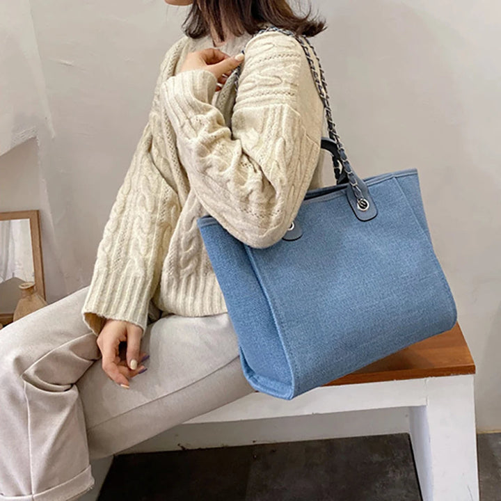Designer Damen Schultertasche in Schwarz, elegant & geräumig, ein vielseitiges Luxus-Accessoire.