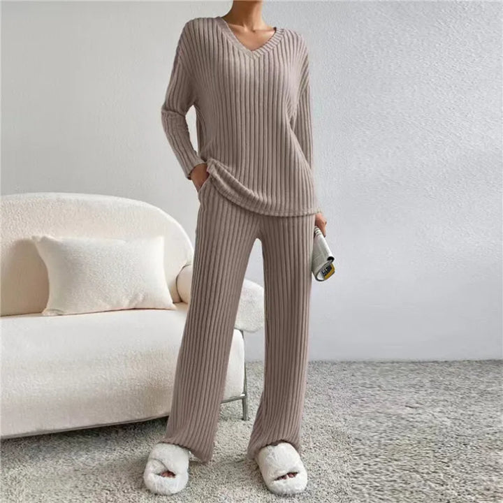 Perfektes Damen Loungewear Set Yara für Freizeit & Entspannung. Gemütliches, gestreiftes Outfit mit V-Ausschnitt.