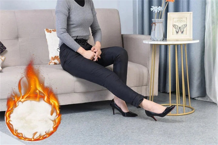 Frau trägt warme & bequeme Straight Fit Winterhose in Übergröße, stilvoll im Alltag.
