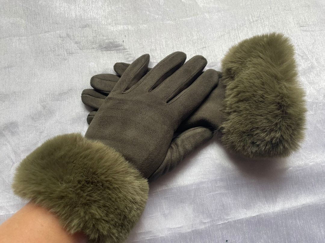 Damen Winterhandschuhe an der Hand, demonstriert Passform, Eleganz & Wärme bei Kälte.