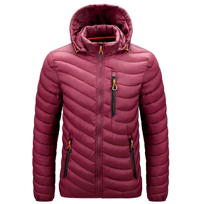 Modische Herren-Winterjacke mit Kapuze, gesteppt und warm gefüttert, perfekt für kalte Tage und urbane Wintermode.