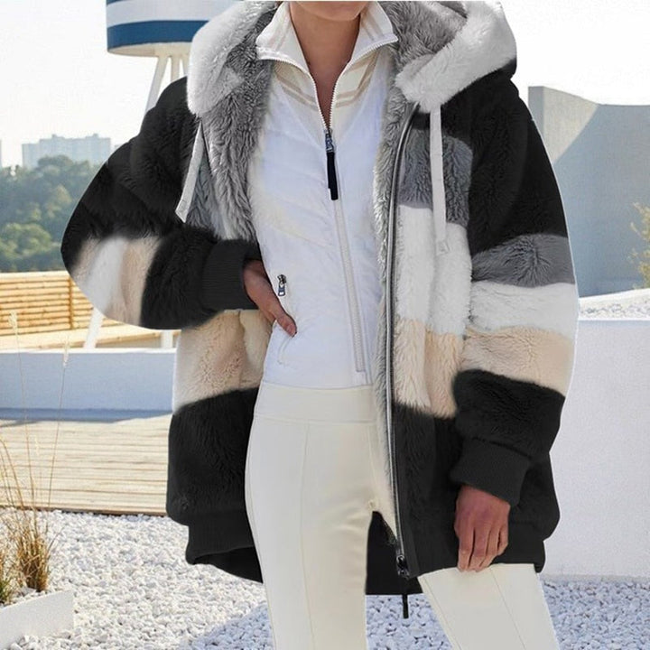 Warmer Damen Cardigan mit Kapuze, weicher Kunstfell-Stoff, stilvoll für Freizeit.