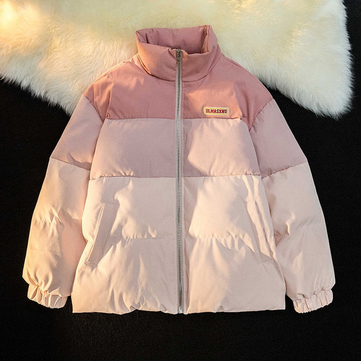 Modische Damen Pufferjacke im Colorblock-Design für den Winter. Warm, oversized & stilvoll für Kälteschutz.