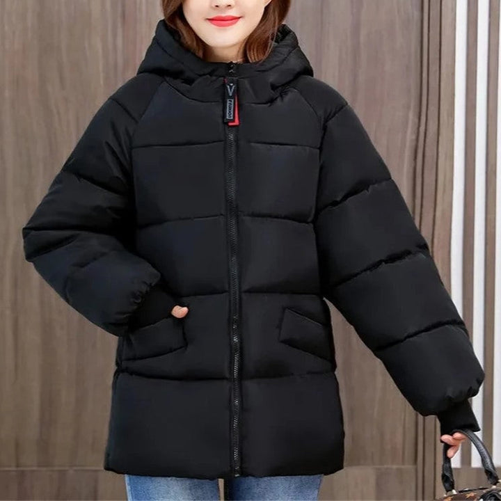 Warme Damen Oversize Pufferjacke mit Kapuze, ideal für Wintermode und Outdoor.