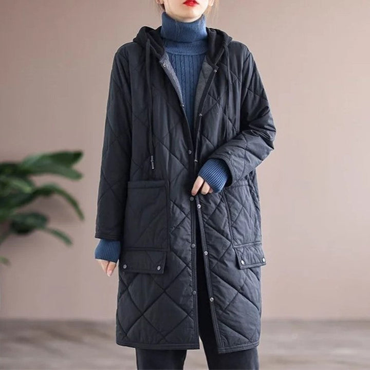 Modischer Damen Kapuzenmantel in Übergröße, einreihig. Eleganter Wintermantel für stilvolle Herbst/Winter-Outfits.