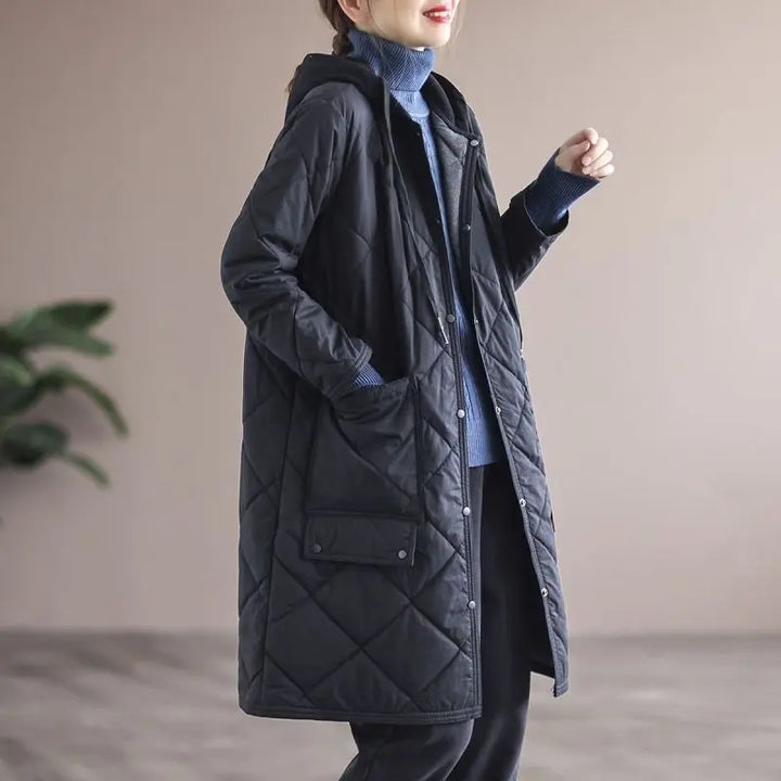 Einreihiger Verschluss & Taschen des Damen Wintermantels in Übergröße mit Kapuze. Praktische Herbst/Winter-Mode.
