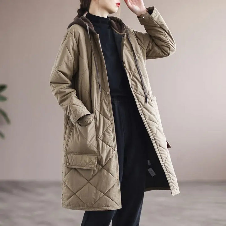 Dame spaziert in stilvollem Damen Wintermantel mit Kapuze, Übergröße. Warme, bequeme Mode für Herbst/Winter.