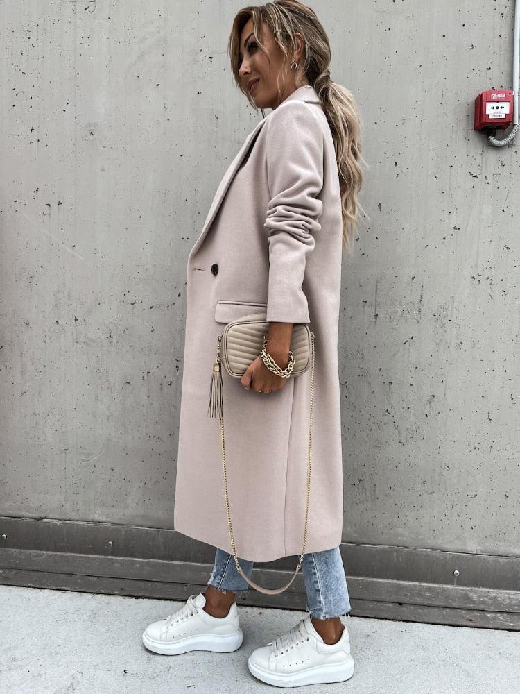 Ganzkörperansicht Damen Herbstmantel. Eleganter & warmer Wintermantel für Frauen. Stilvolle Oberbekleidung.