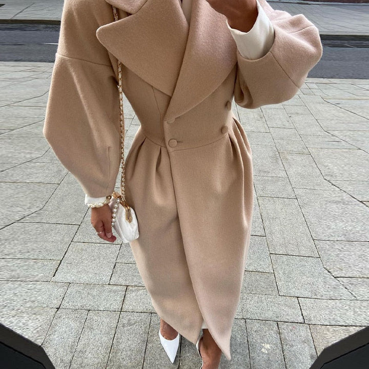 Stilvolle Oberbekleidung: Eleganter Damen Langmantel für Herbstmode und Business-Casual.