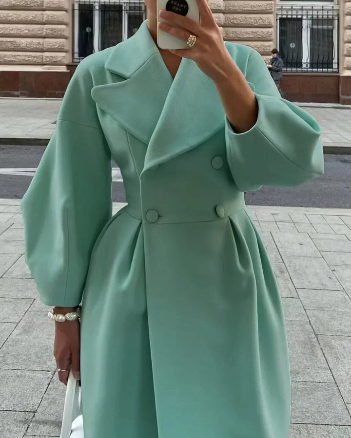 Zeitloser Damen Langmantel mit Reverskragen, elegant und modisch für Business und Herbst.