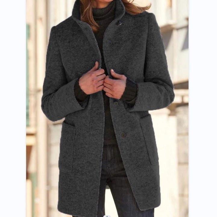 Moderner Damen-Wintermantel mit Retro-Knöpfen. Warm, elegant & vielseitig für stilvolle Winterlooks.