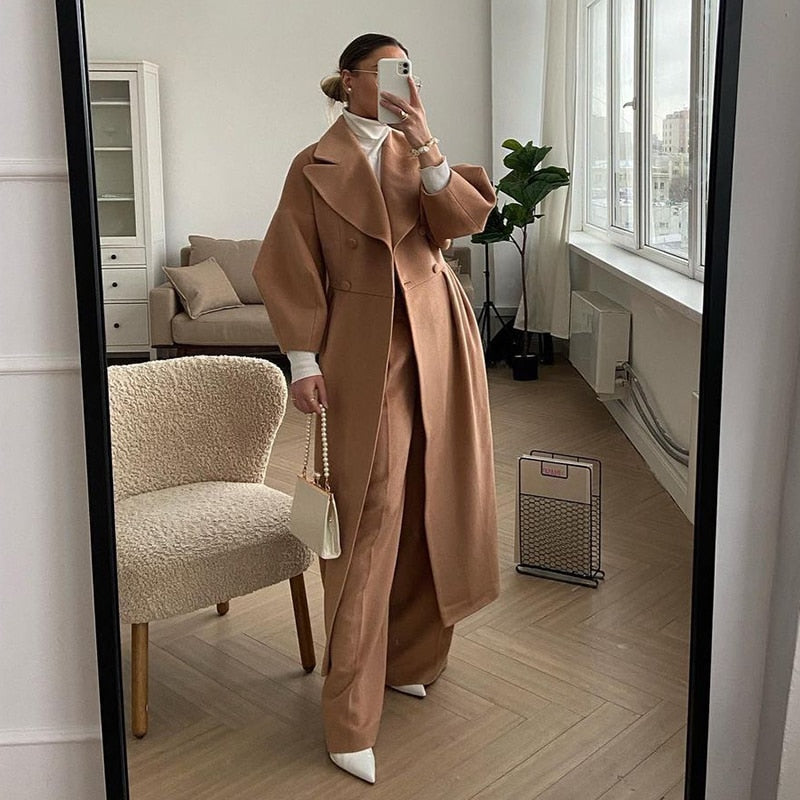 Schicker Damen Herbstmantel, lang geschnitten, für eine modische und professionelle Ausstrahlung.