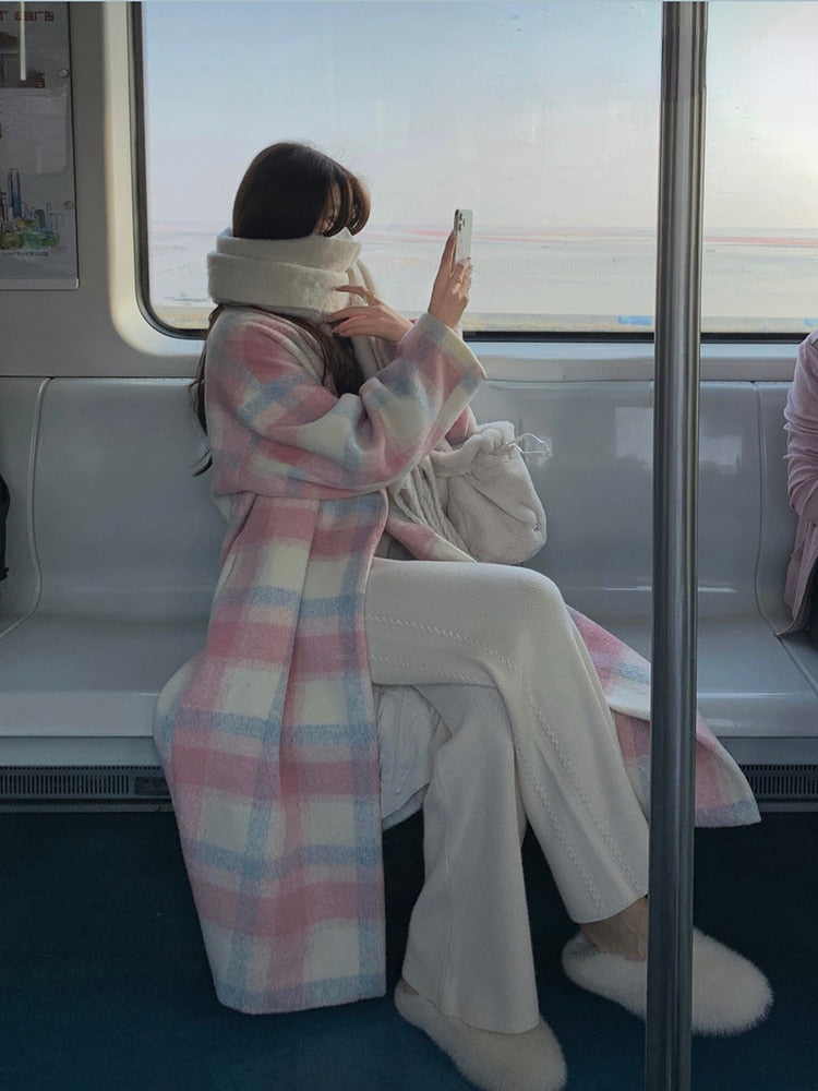 Vorderansicht einer eleganten, langen Damen Winterjacke, warm gefüttert, mit stilvollen Knöpfen.