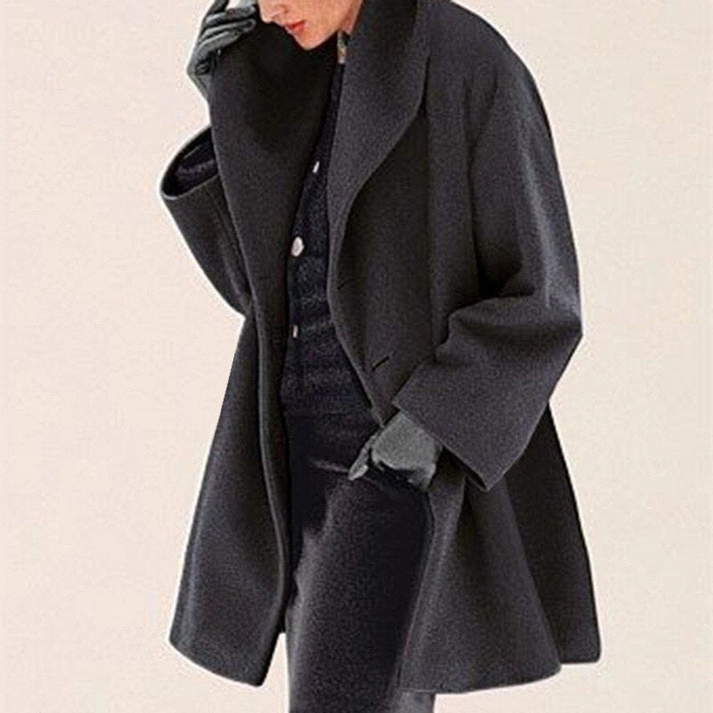 Moderner Damen Wintermantel im Peacoat-Stil mit breitem Kragen. Trendige Wintermode 2025 Oberbekleidung.