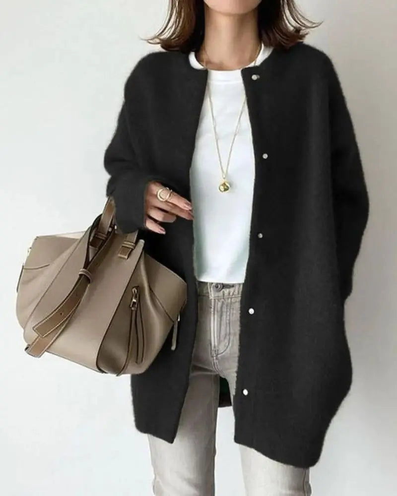 Stilvolle lange Damen Strickweste mit Taschen, ideal für die Herbst- und Wintermode.