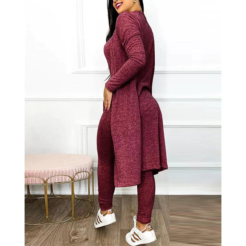 Moderne Frau trägt 2-teiligen Damenjumpsuit mit Jacke. Stilvoll und bequem. Vielseitig für verschiedene Anlässe.