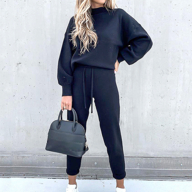 Modischer Damen Zweiteiler mit Rollkragen & Highwaist-Hose. Ultimativ bequem für entspannte Tage.