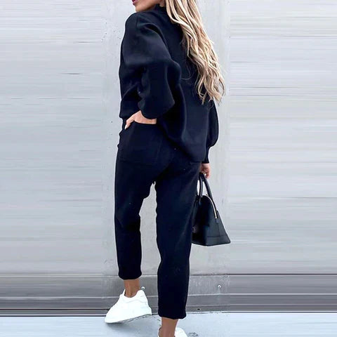 Gemütlicher Damen Zweiteiler für entspannte Stunden. Weicher Heimanzug mit Rollkragen und Highwaist-Schnitt.