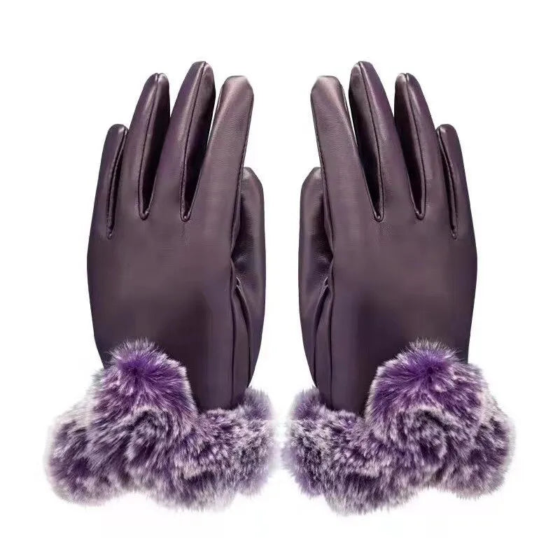 Ein Paar warme Damenhandschuhe in Lila und Bordeaux. Stilvolle Winter-Accessoires.