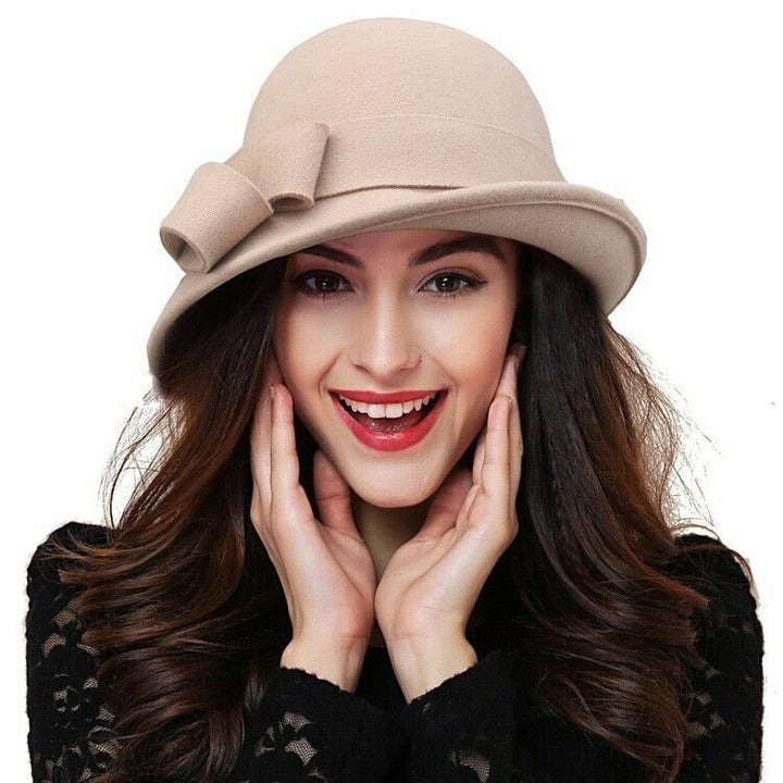 Hochwertiger Filz-Fedora für Damen. Klassischer Retrohut in stilvollem Design, ideal für Herbstoutfits.