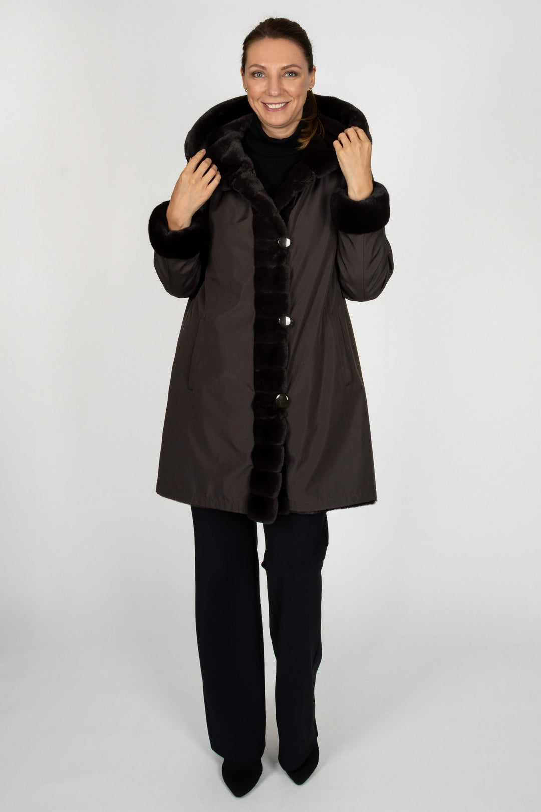 Stilvoller A-Linien Damen-Wintermantel mit Kapuze, wendbar und elegant, ideal für die kalte Jahreszeit.