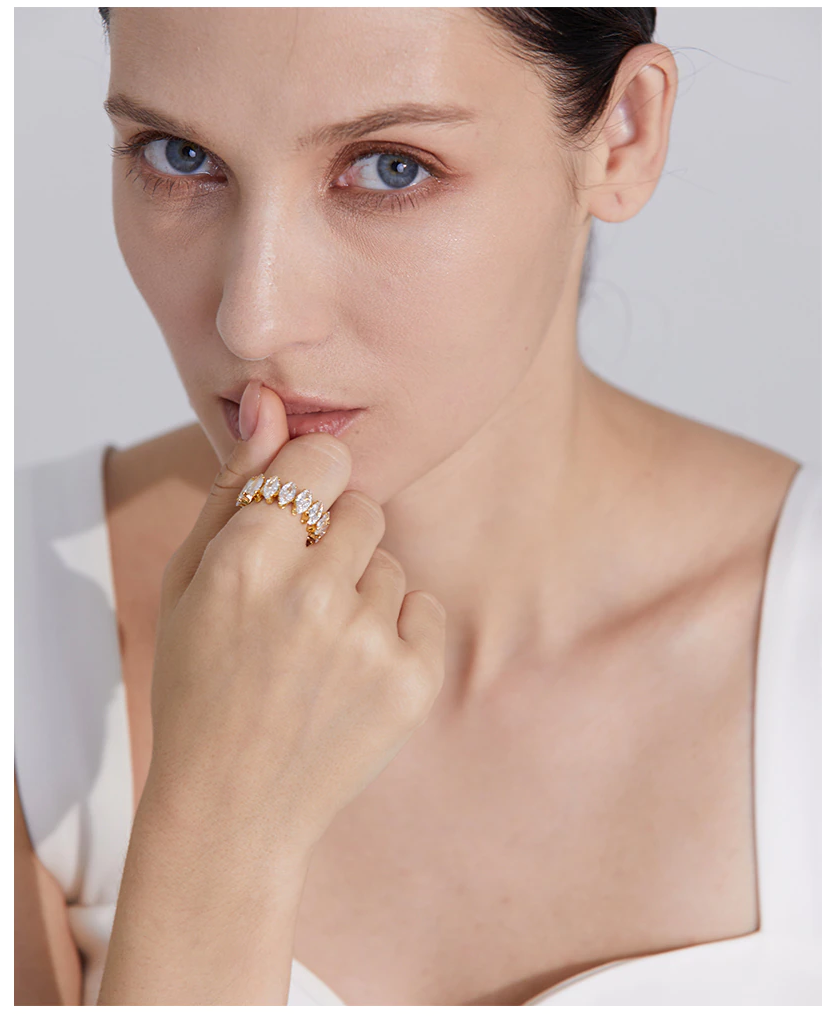 Vergoldeter Damen Edelstahlring mit funkelnden Zirkonia-Details, ein luxuriöser Glitzerring für Frauen.