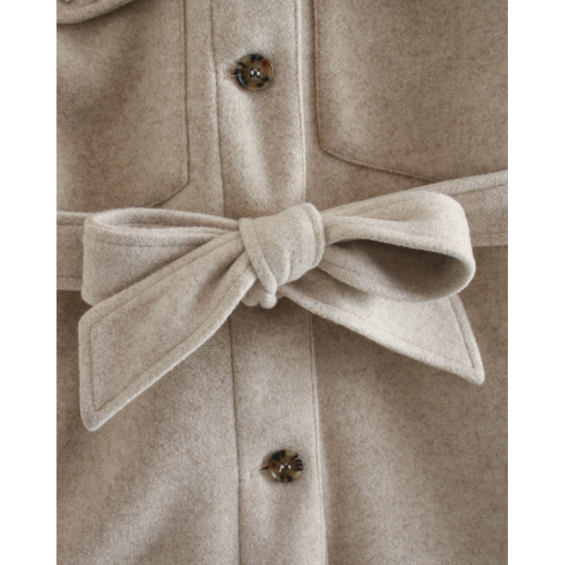 Rückenansicht des eleganten beigen Damenmantels mit Bindegürtel. Stilvolle Übergangsjacke für Damen.