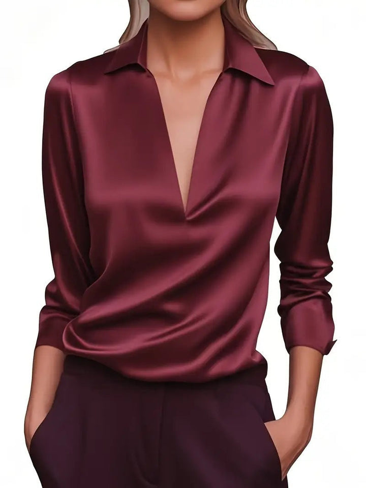Feminin geschnittene Damenbluse im Satin-Look mit V-Ausschnitt. Elegant für Büro oder Freizeit.