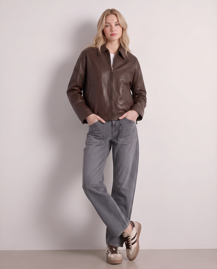 Elegante Damenjacke mit Kentkragen und praktischen Eingrifftaschen, perfekt für einen lässigen Look.