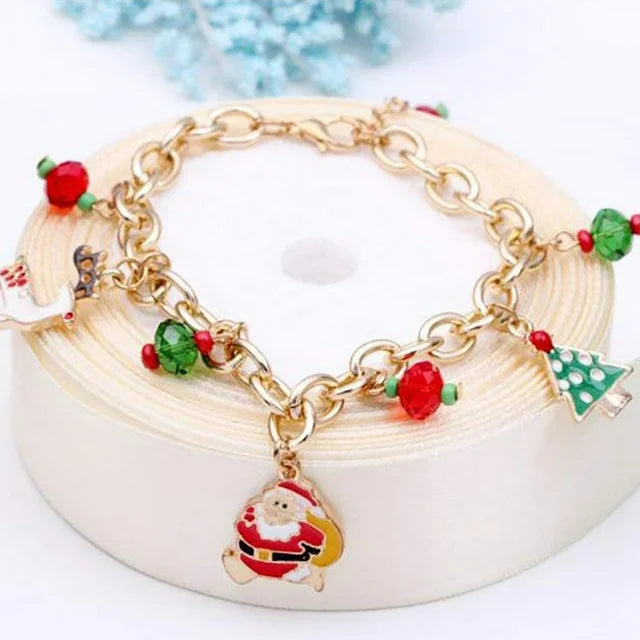 Glitzerndes Damen Charm Armband für Weihnachten am Handgelenk, perfekt als festlicher Schmuck & winterliches Geschenk.