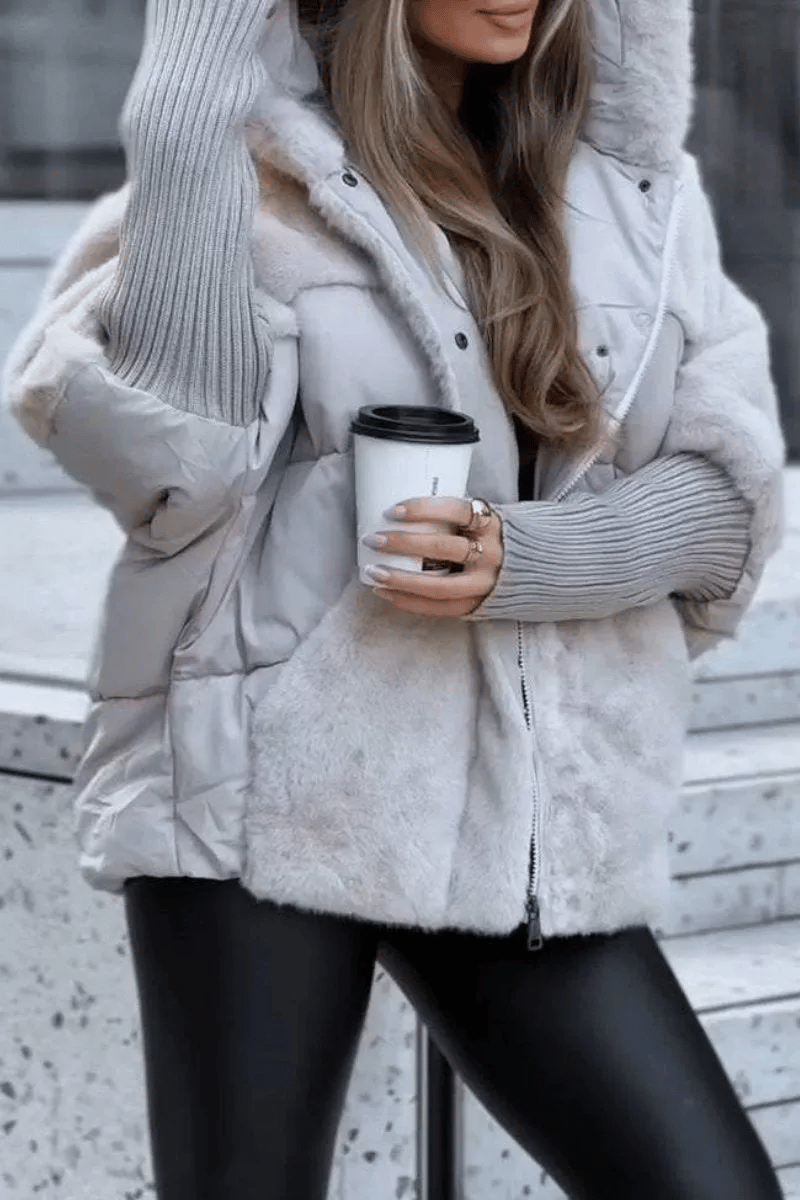 Gefütterte Damen Steppjacke für den Winter mit warmen Fell-Details, Alltagsjacke für Frauen.