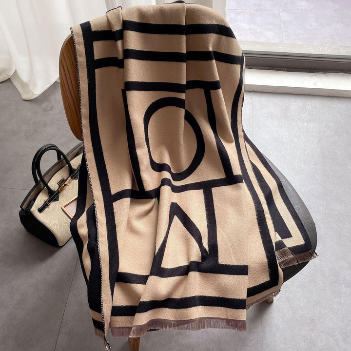 Wärmender Damenschal aus weichem Material, ein kuscheliges Accessoire für die kalte Jahreszeit.