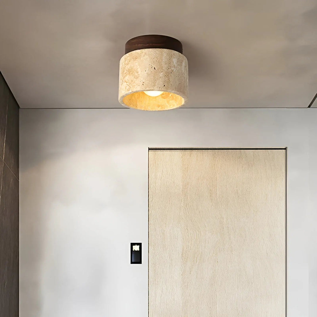 Rustikale Deckenleuchte aus Travertin & Holz für warmes, entspannendes Licht. Minimalistische Wohnzimmerlampe.