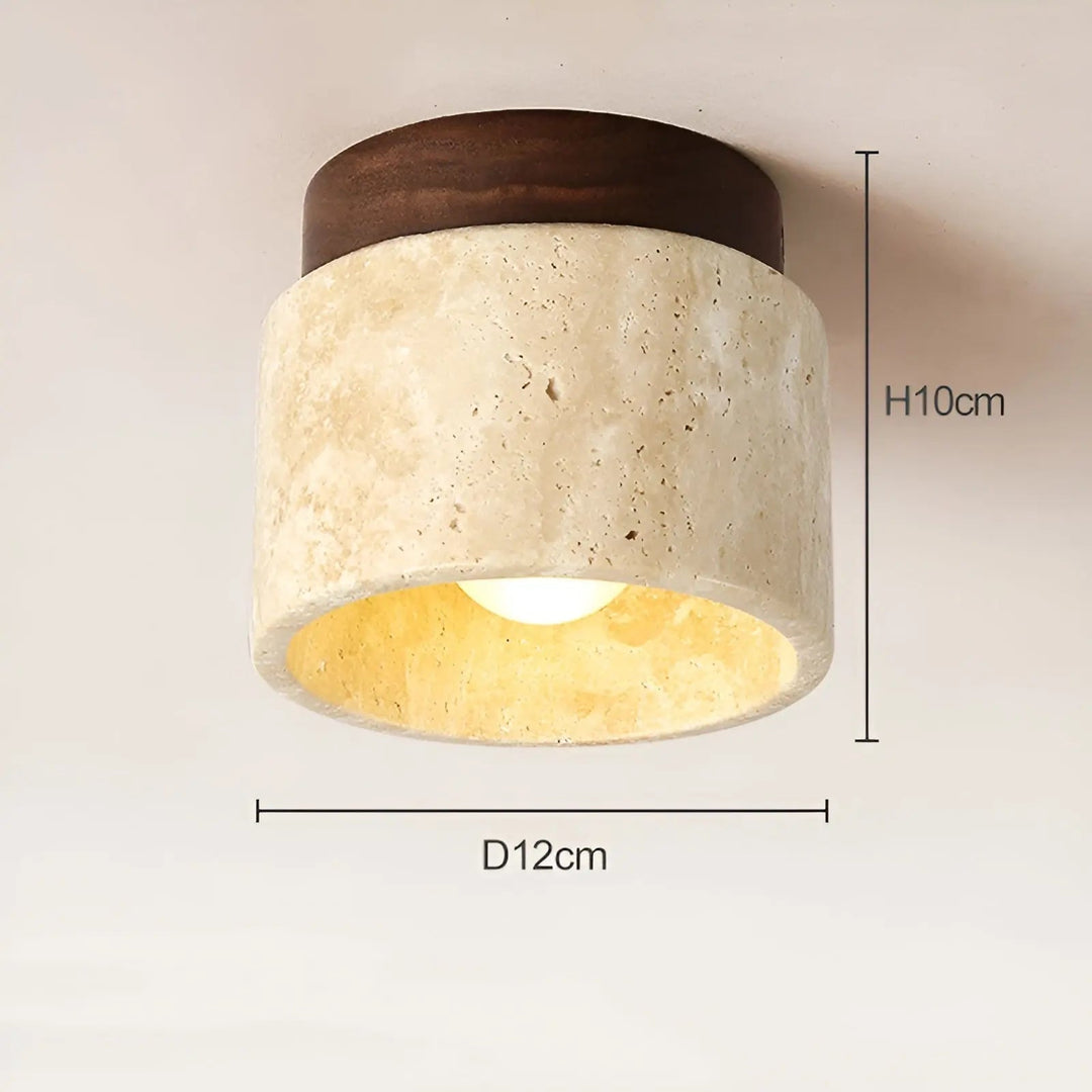 Nahaufnahme der rustikalen Travertin-Deckenleuchte. Natürliche Steintextur mit minimalistischem Holzrahmen. Deko-Lampe.