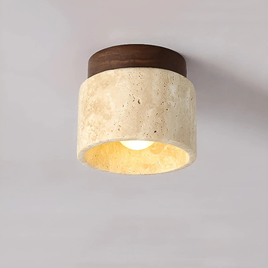 Gemütliche Travertin-Deckenleuchte für warmes Licht. Ideal als Wohnzimmer- oder Schlafzimmerlampe mit Holz-Akzent.
