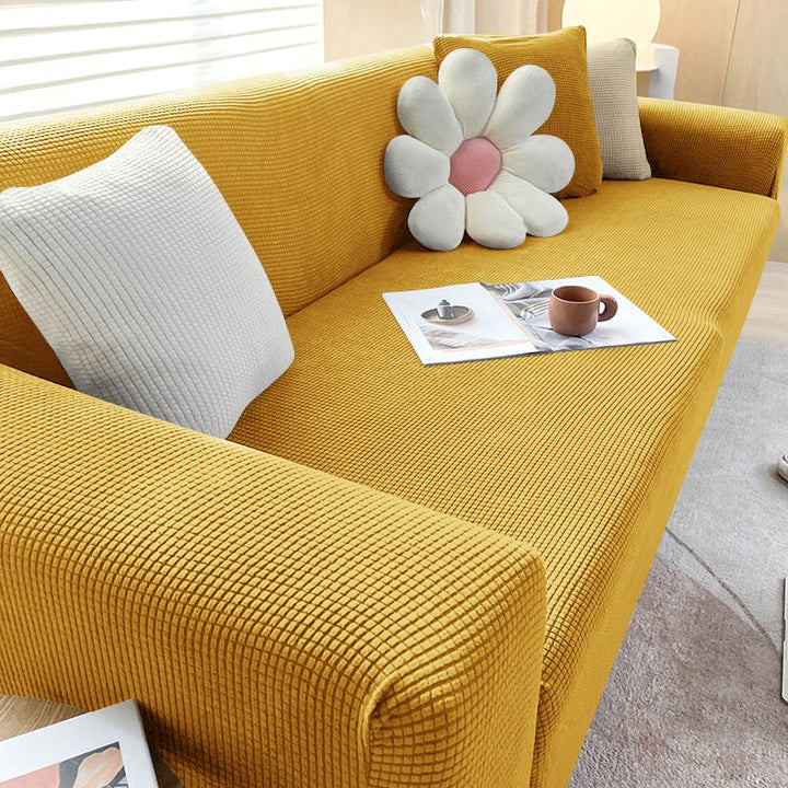 Warme braune Sofahusse; stretchiger Sofabezug für Komfort und Schutz.