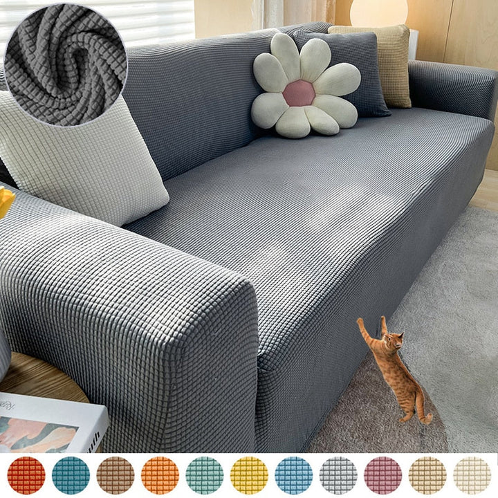 Weiche Sofahusse in Creme; pflegeleichter Möbelschutz für ein helles Wohnzimmer.