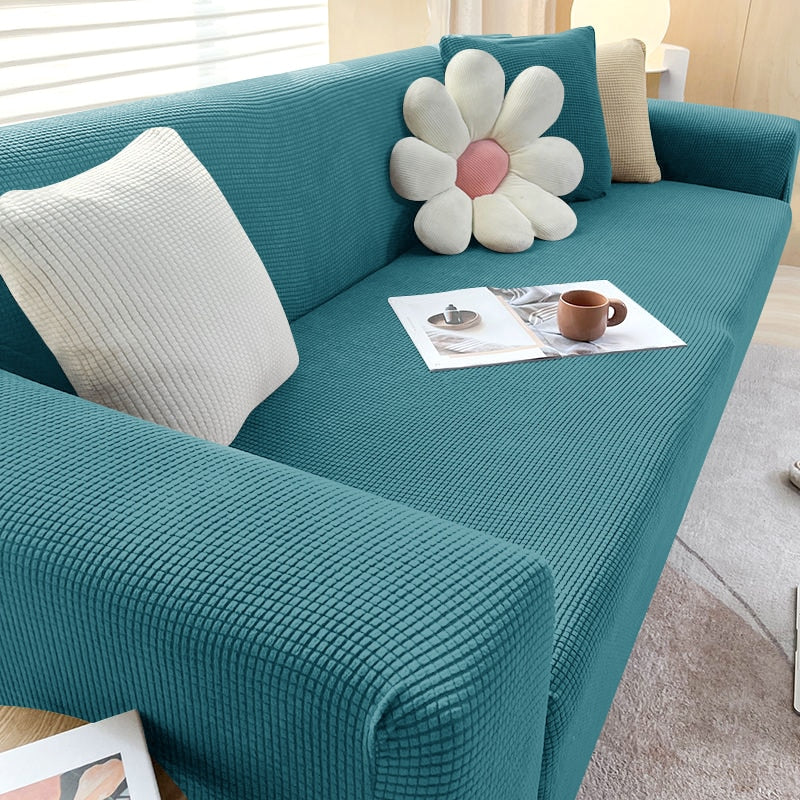 Rote Dehnbare Sofahusse; elastischer Möbelschutz für ein gemütliches Wohnzimmer.
