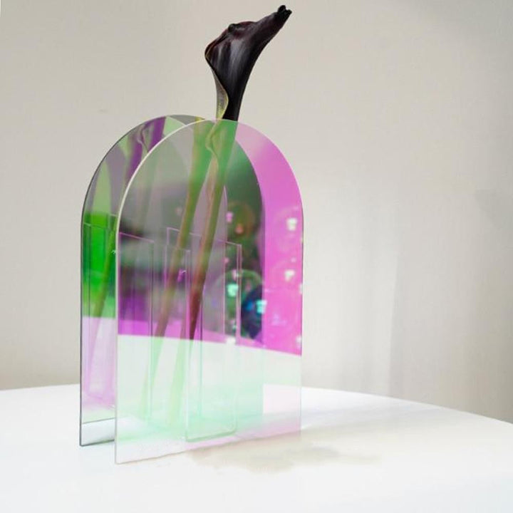 Acrylvase mit subtilen Reflektionen. Nordisches Ornament, das Licht einfängt und schöne Akzente setzt.