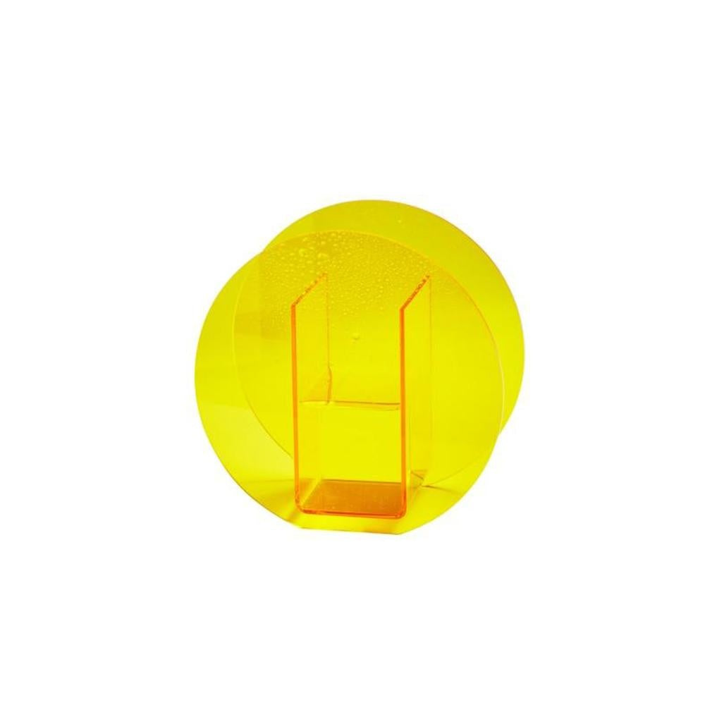 Acrylvase mit organischem Design. Moderne Wohnkultur-Dekoration, die Licht und Raum elegant verbindet.