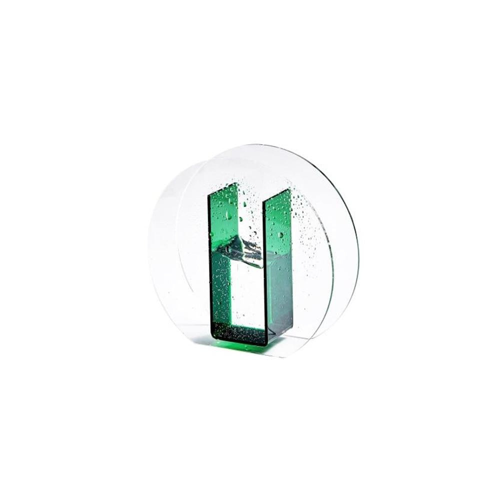 Elegante Acrylvase, klare Linien. Nordisches Designelement, das als moderne Vase oder Skulptur dient.