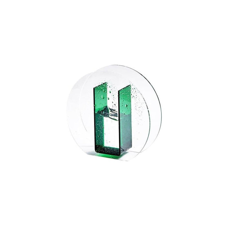 Elegante Acrylvase, klare Linien. Nordisches Designelement, das als moderne Vase oder Skulptur dient.