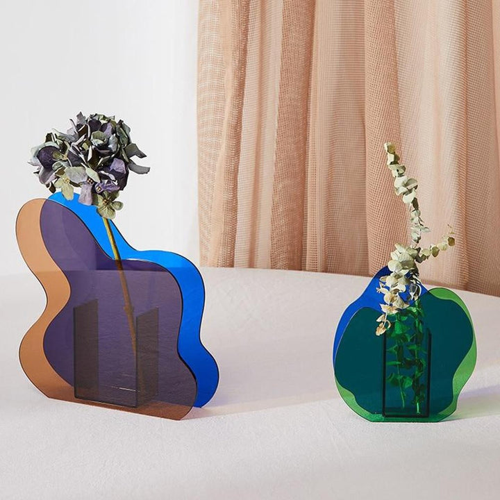 Transparente Acrylvase mit Lichteffekten. Moderne Hausdekorations-Vase für stilvolle Wohnzimmer-Akzente.