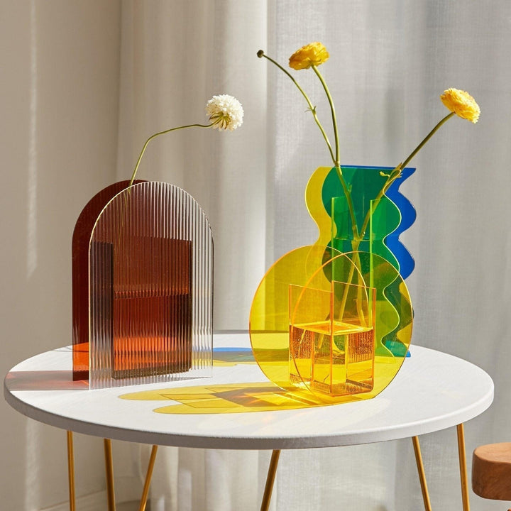 Elegante Acrylvase im nordischen Stil. Modernes Design, perfekt als dekorative Geschenkidee für Wohnkultur.