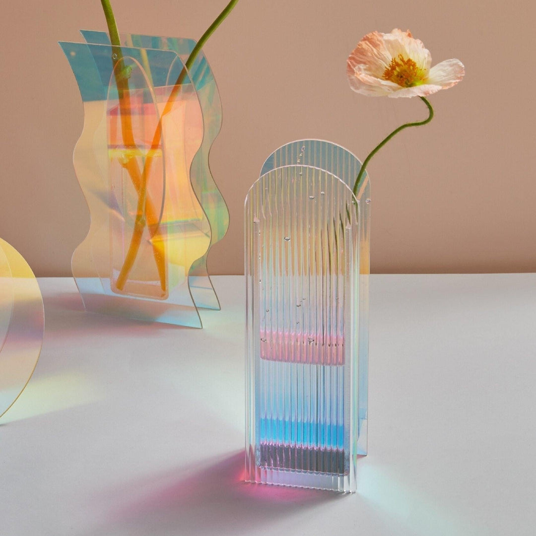Hochwertige Acrylvase, minimalistisches Design. Setzt stilvolle Akzente im Wohnzimmer, ideal für nordische Dekoration.
