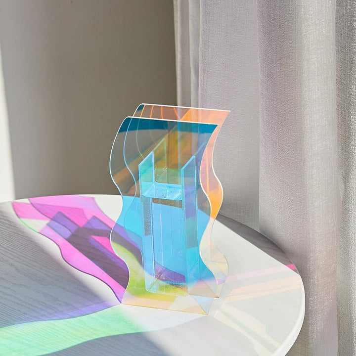 Glänzende Acrylvase, modernes Design. Ornament für Zuhause, das mit Lichteffekten die Wohnkultur aufwertet.