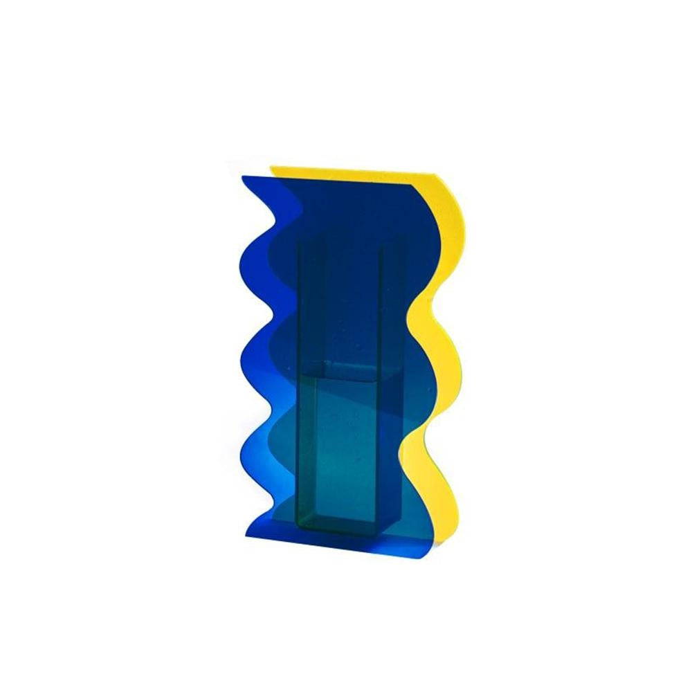 Vielseitige Acrylvase, nordisch inspiriert. Ideal als Blumenhalter oder abstraktes Kunstobjekt für Wohnakzente.